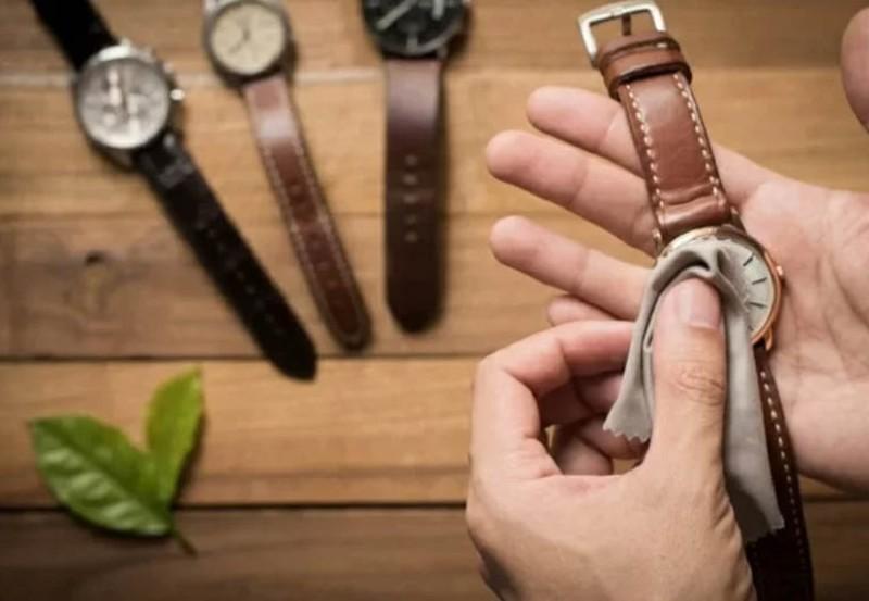 Vệ sinh và bảo quản đồng hồ Gucci nữ định kỳ giúp giữ gìn vẻ đẹp và độ bền.